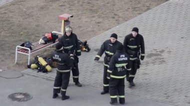 standartları egzersizleri üzerinde geçirmeden önce eğitim Bobruisk, Beyaz Rusya 27.02.19 adamlar itfaiye ısınmak