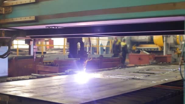 Moderno corte por plasma automático de metal por láser en producción, máquina de corte por láser, primer plano, industria — Vídeos de Stock