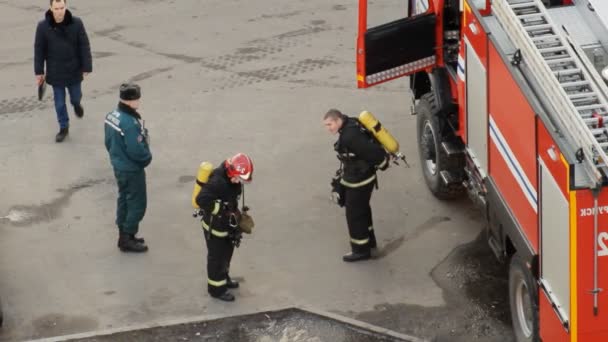 Feuerwehrleute bereiten sich auf die Übungen vor und legen Standards, Bobs, Weißrussland. — Stockvideo