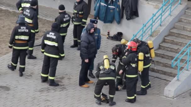 Brandweerlieden zetten van materiaal en uniformen en voorbereiden van passerende normen, departement, 27.02.19 Babrujsk, Wit-Rusland inzake opleiding en — Stockvideo
