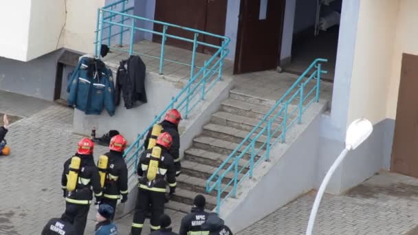 El grupo de bomberos corre hacia la entrada para eliminar el riesgo de incendio, BOBRUISK, BELARUS 27.02.19 — Vídeo de stock
