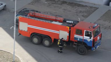 İtfaiyeciler üniforma ve sonra bir itfaiye Bobruisk, Beyaz Rusya 21.02.19 yangın söndürme cihazları yerleştir