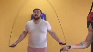 Sakallı erkek boxer trenler daha önce boks jimnastik salonu, karın, ip atlama