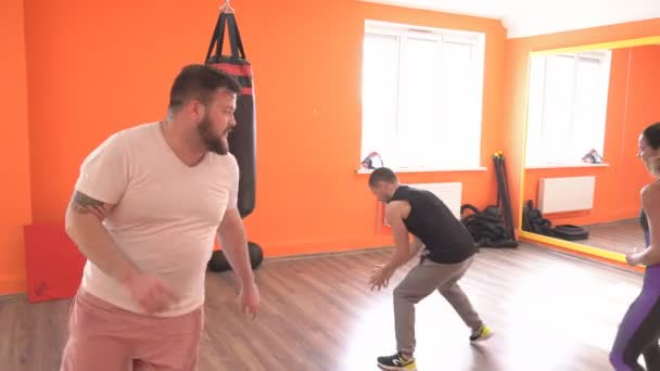 Opwarmen met een tennisbal voordat een workout boksen, ontwikkelen van de reactie snelheid en wendbaarheid, gym, lifestyle — Stockvideo