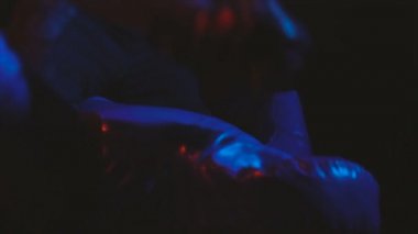 Bebeği, boksör eldivenleri ile güreş ile eğitim Mma veya Muay Tay savaşçı eller yumruklarını manken kum torbası, dayanma gücü egzersizleri ve egzersiz yapıyor teen üzerinde tarafından yumruk atar
