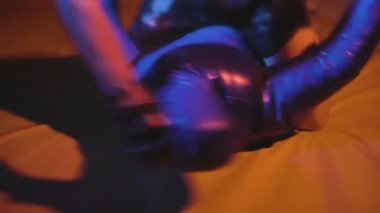 Boksör eldivenleri ile yumruk tarafından eller yumruklarını manken üzerinde kum torbası, güreş bebekle ısınma adam eğitim Mma veya Muay Tay savaşçı ve paspaslar boks ufc veya Tae Kwon Do mücadele önce atar