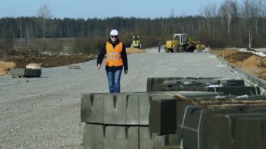 Mühendis danışman yol kaldırım kaldırıma veya platform ağır inşaat ekipmanları tarafından döşeme önce bina iş süreci kontrol eder.