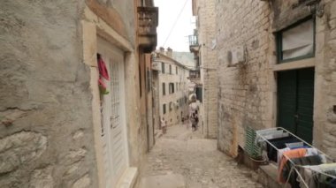 Eski ortaçağ şehir veya şehir bir İtalya ve Hırvatistan gibi Karadağ Arnavut kaldırımlı Caddesi'nin panoramik görünüm