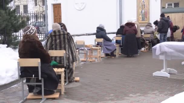 BOBRUISK, BELARUS - 19 de enero de 2019: La gente va a la iglesia por agua bendita en el bautismo, celebración — Vídeos de Stock