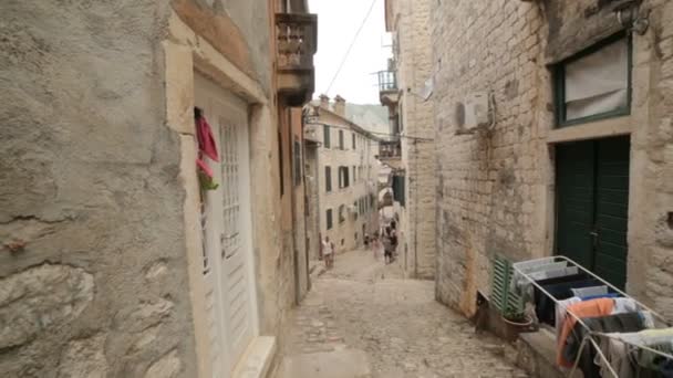 Мбаппе вид мощеной улицы старого средневекового города или города в Монтенегро, как в Италии или Хорватии — стоковое видео