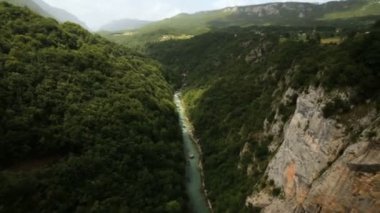 panoramik nehir ile güzel doğa ve yeşil dağların ağaçlar ve Karadağ'daki mavi gökyüzü gibi bir İtalya ya da Hırvatistan
