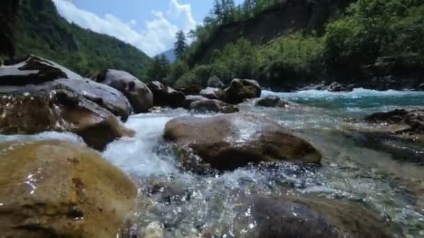 山高速移動川ラフティング、夏にはきれいな水と美しい自然の場所の — ストック動画