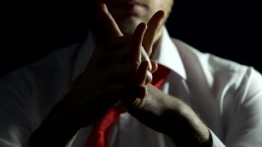 Bir konuşma, yakın çekim, sorgulayıcı başlamadan önce ellerini Beyaz gömlekli sakallı bir adam uzanır