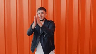 şık mutlu erkek ellerini losyonları ve grev bir poz, kavram insani duygular