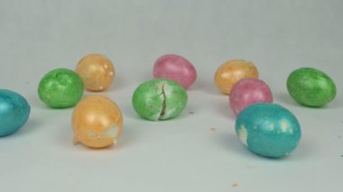 Beyaz arka planda, Paskalya tatili mezuniyet kavramı, kırık ve kırık çok renkli Paskalya yumurtaları dekore edilmiş