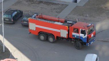 Bobruisk, Beyaz Rusya 21.02.19 yangın söndürme sonra konut bahçesinde itfaiye araçları bırakın