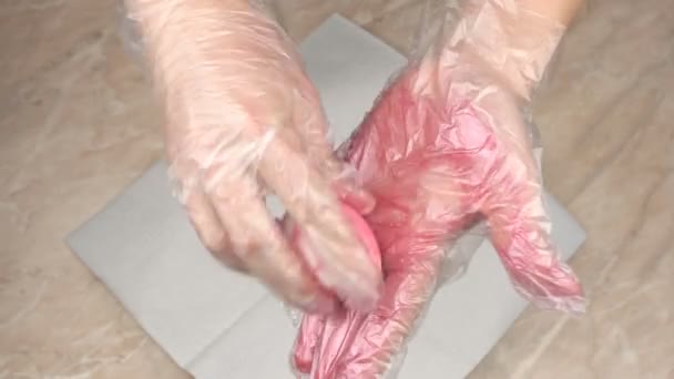 Un homme peint des œufs de poulet de couleur rose nacré pour les vacances Pâques, gros plan, préparation, tradition — Video