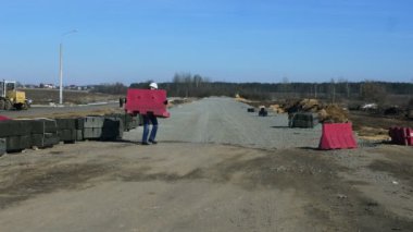 Oluşturucu onarım veya yol inşaat nedeniyle su kum dolu bariyer arabellek koyar