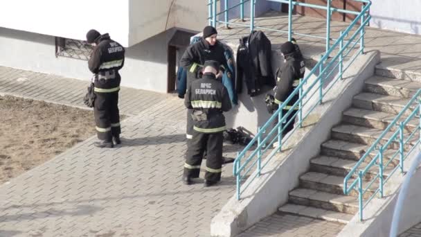 Los bomberos se ponen equipos y uniformes y se preparan para los estándares de entrenamiento y aprobación, BOBRUISK, BELARUS 27.02.19 — Vídeos de Stock