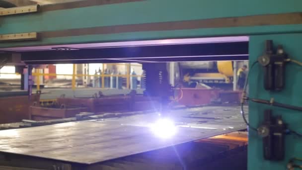 Plasmaskärning av metall på en automatisk lasermaskin, laser plasma skärmaskin för styckning delar från metall, produktion, automatiserad — Stockvideo