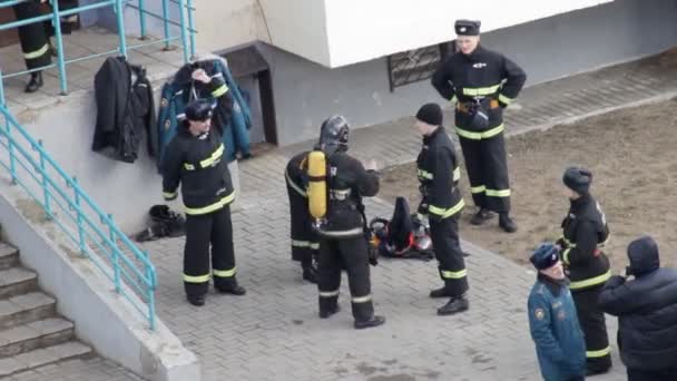 Πυροσβέστες θέσει για τον εξοπλισμό και τις στολές και να προετοιμαστούν για την κατάρτιση και περνώντας προτύπων, τμήμα, τον προορισμό Bobruisk, Λευκορωσία 27.02.19 — Αρχείο Βίντεο