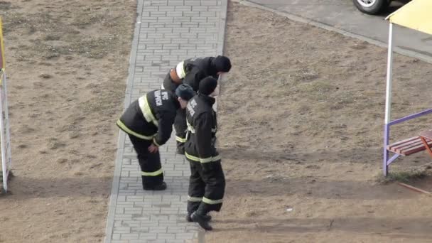 Die Jungs Feuerwehrleute wärmen sich im Training auf, bevor sie die Normen für die Übungen bestehen, bobruisk, weißrussland 27.02.19 — Stockvideo