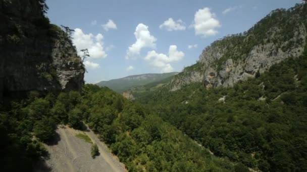 Panoramisch uitzicht over prachtig natuurgebied met groene bergen met bomen en blauwe hemel in Montenegro als een Italië of Kroatië — Stockvideo