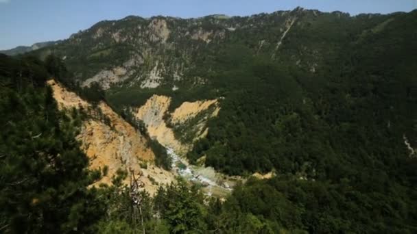 Панорамный вид на красивую природу с рекой, зеленые горы с деревьями и голубое небо в Черногории, как Италия или Хорватия — стоковое видео