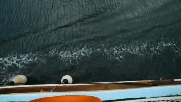 Vue sur les vagues de la mer depuis le petit navire — Video