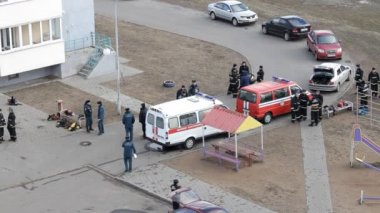 Acil durum ve eğitim, inşaat Bobruisk, Beyaz Rusya 27.02.19 itfaiye, ambulans Araba, yangın