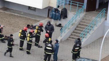 Yangın, Bobruisk, Beyaz Rusya 27.02.19 riski ortadan kaldırmak için giriş ateş grubu çalıştırır