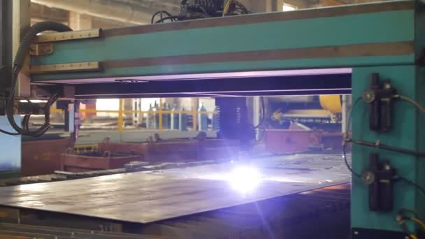 Plazma kesme metal bir otomatik lazer makine, metal, üretim, üretim kesme parçaları için lazer plazma kesme makinesi — Stok video