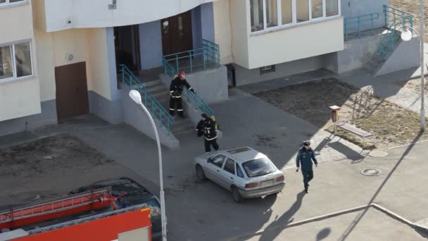 Κουρασμένος πυροσβέστες φύγει από το σπίτι μετά την κατάσβεση της πυρκαγιάς, τον προορισμό Bobruisk, Λευκορωσία, 21.02.19 — Αρχείο Βίντεο