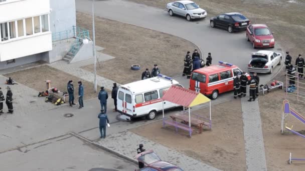 Záchranné a požární školení, výstavba hasiči, sanitkou, Bobruisk, Bělorusko 27.02.19 — Stock video
