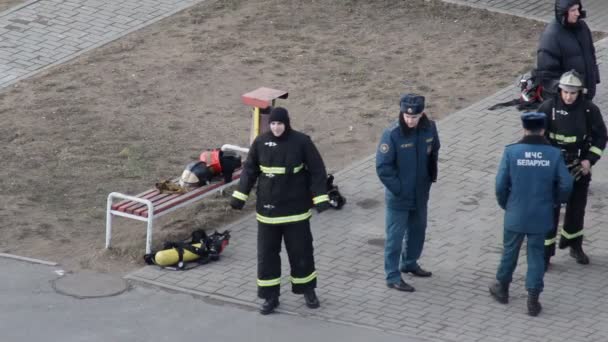 Los bomberos se ponen equipos y uniformes y se preparan para las normas de formación y aprobación, departamento, BOBRUISK, BELARUS 27.02.19 — Vídeo de stock