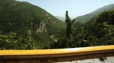 ağaçlar ve Karadağ'daki mavi gökyüzü ile yeşil dağların güzel doğanın panoramik görünümü gibi bir İtalya ya da Hırvatistan