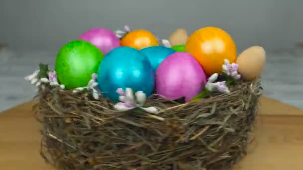 Symbolem Velikonoc barvené a malované obarvená vejce jsou v hnízdě, koncepci Vzkříšení neděli nebo křesťanského svátku Pascha