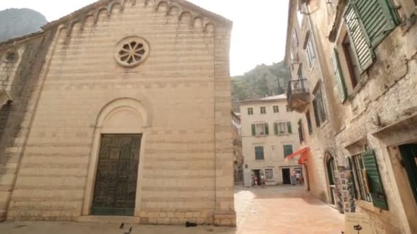 Panoramisch uitzicht over geplaveide straat van de oude middeleeuwse dorp of stad in Montenegro als een Italië of Kroatië — Stockvideo