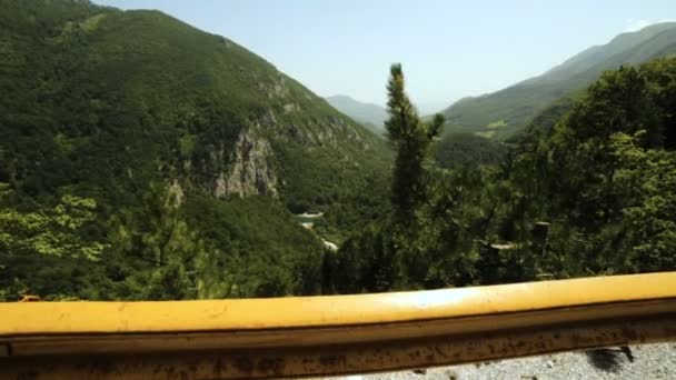 Panoramisch uitzicht over prachtig natuurgebied met groene bergen met bomen en blauwe hemel in Montenegro als een Italië of Kroatië — Stockvideo