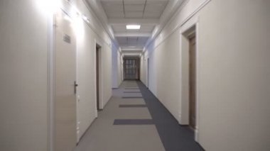 Otel binasında uzun ve geniş koridor, iç