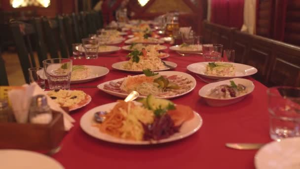 Mesas prontas para comer em um restaurante para celebrar uma celebração, um aperitivo — Vídeo de Stock
