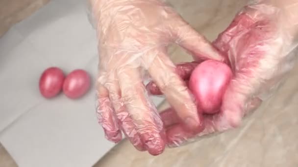 Дівчина малює курячі яйця рожевого кольору на свято Великодня, крупним планом, підготовка, прикраса — стокове відео