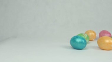 Beyaz arka plan, Paskalya tatili mezuniyet kavramı, arka plan üzerinde kırık ve kırık çok renkli Paskalya yumurtaları