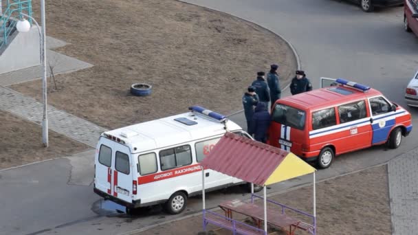 Acil durum ve eğitim, inşaat Bobruisk, Beyaz Rusya 27.02.19 itfaiye, ambulans Araba, yangın — Stok video