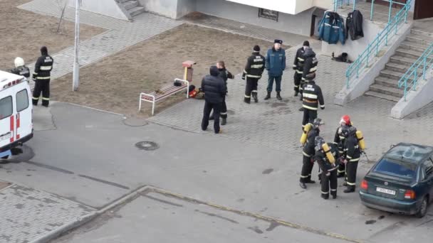 Πυροσβέστες θέσει για τον εξοπλισμό και τις στολές και να προετοιμαστούν για την κατάρτιση και περνώντας προτύπων, τμήμα, τον προορισμό Bobruisk, Λευκορωσία 27.02.19 — Αρχείο Βίντεο