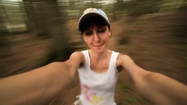 Όμορφη νεαρή κοπέλα Καυκάσιος περιστροφές και χαμόγελα στο δάσος — Αρχείο Βίντεο