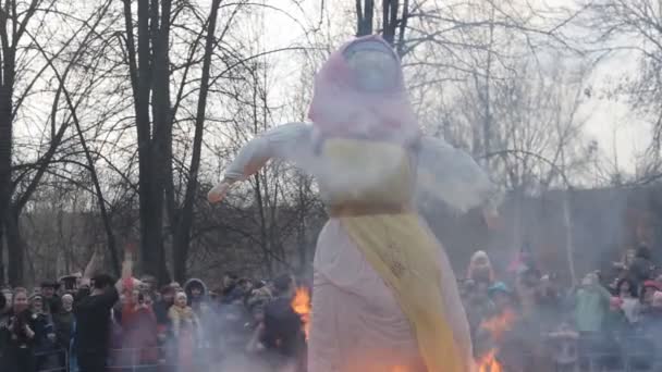 Bobruisk, Belarus - 9 Mart 2019: Maslenitsa, kış ve bahar toplantı tatil için doldurulmuş yanan rite — Stok video