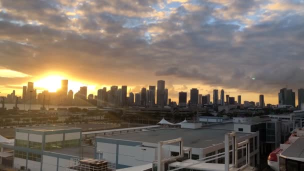 Hermosa puesta de sol naranja con nubes oscuras en el cielo contra el telón de fondo de los rascacielos de la metrópolis de la ciudad, lapso de tiempo, fondo — Vídeos de Stock