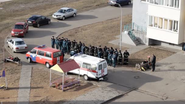 Záchranné a požární školení, výstavba hasiči, sanitkou, Bobruisk, Bělorusko 27.02.19 — Stock video