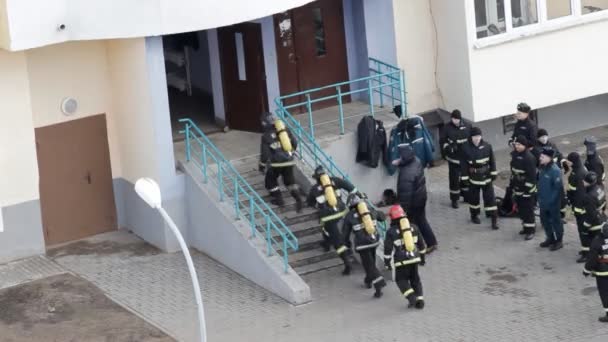 Feuerwehrgruppe läuft in den Eingang, um die Brandgefahr zu beseitigen, bobruisk, Weißrussland 27.02.19 — Stockvideo